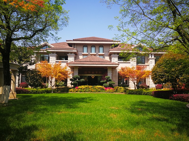 武汉鑫聚温莎半岛别墅售楼热线:400-888-7561